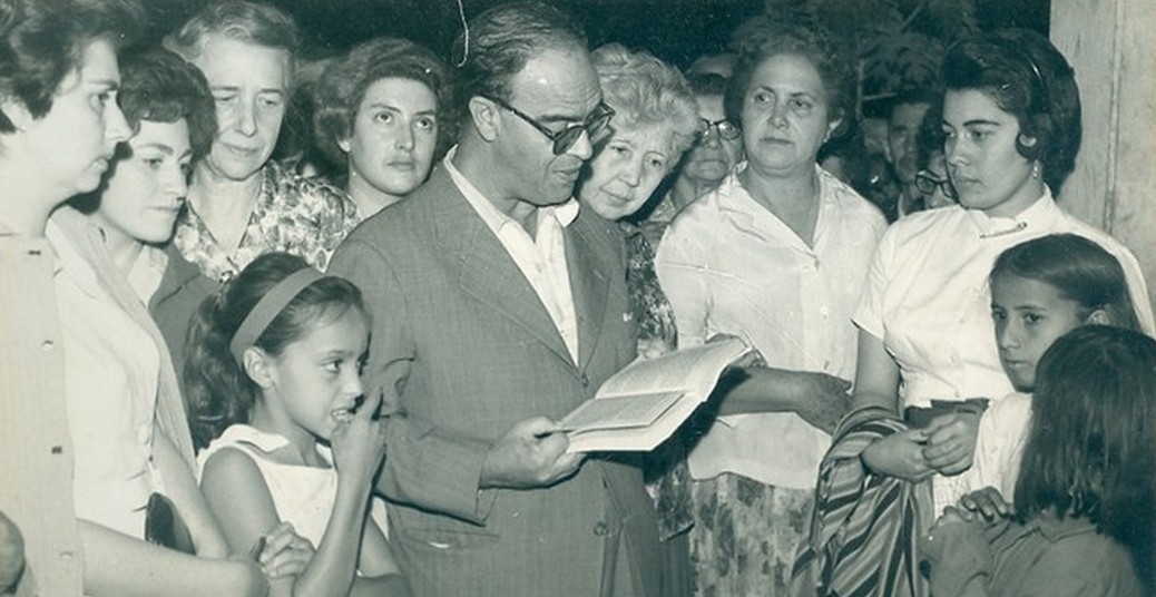 Chico Xavier lendo o Evangelho - 1971